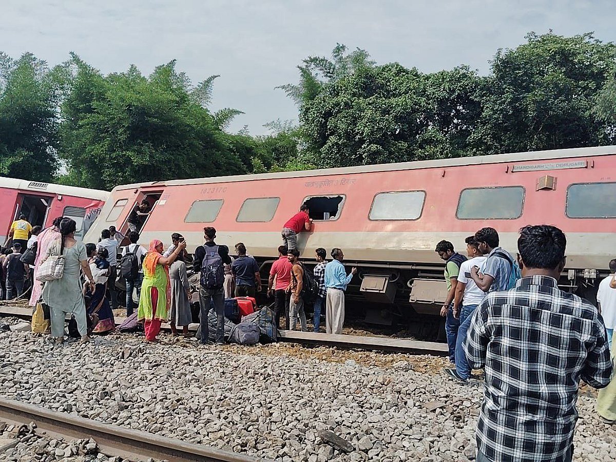 ಉತ್ತರ ಪ್ರದೇಶ: ಚಂಡೀಗಢ-ದಿಬ್ರುಗಢ ಎಕ್ಸ್ಪ್ರೆಸ್ ರೈಲಿನ ಎಂಟು ಬೋಗಿಗಳು ಹಳಿತಪ್ಪಿ ದುರಂತ; ಇಬ್ಬರು ಸಾವು, 34 ಮಂದಿ ಗಾಯ